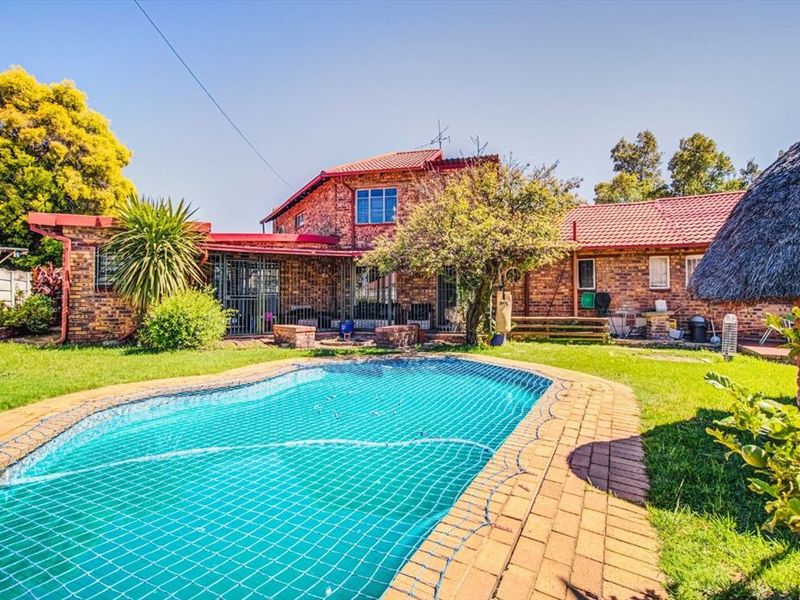 Spacious Property with Granny Flat and Excellent Parking - Photo 3