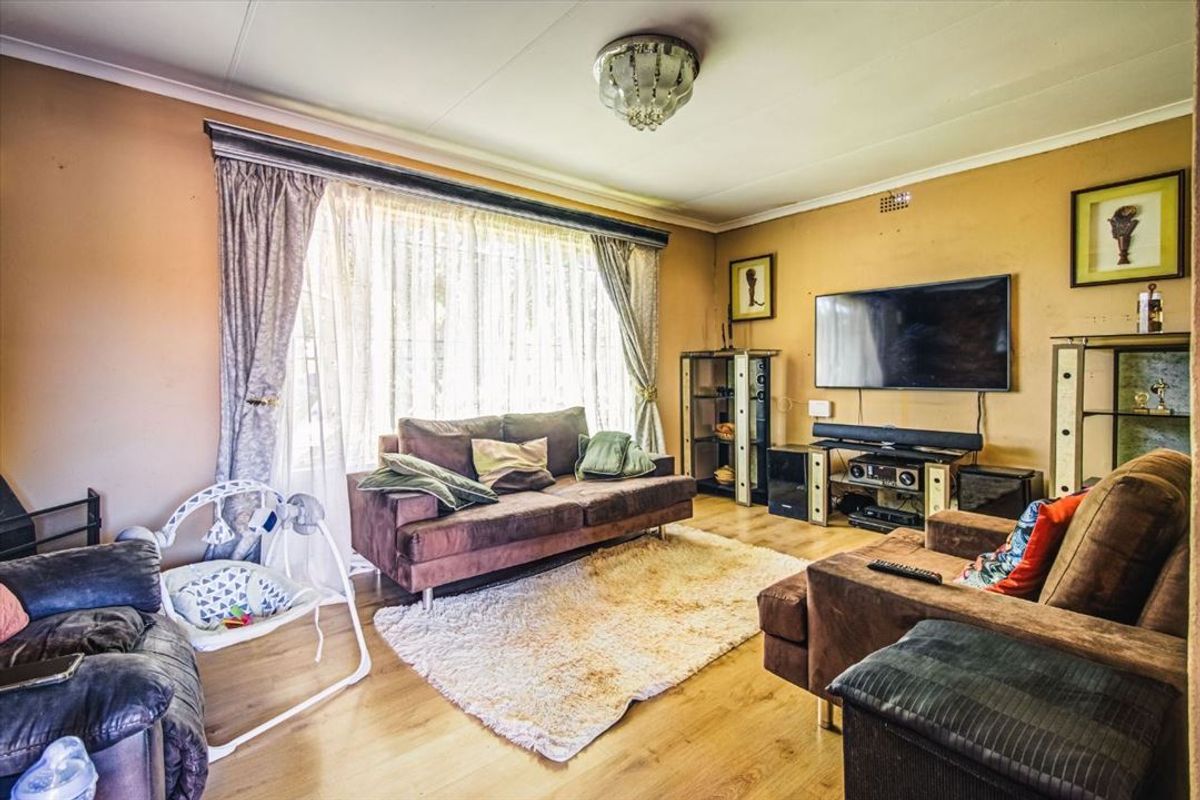 Spacious Property with Granny Flat and Excellent Parking - Photo 2