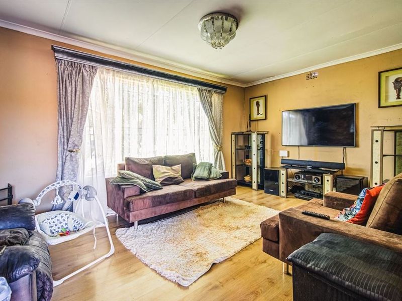 Spacious Property with Granny Flat and Excellent Parking - Photo 2