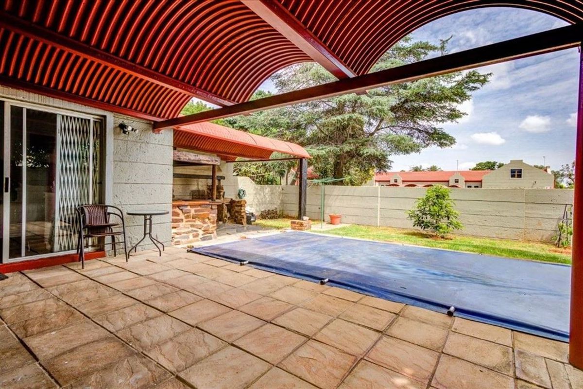 Cozy Family Home with Pool and Practical Living Spaces - Photo 3