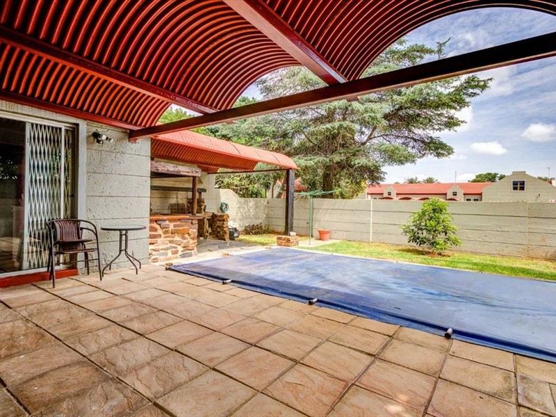 Cozy Family Home with Pool and Practical Living Spaces - Photo 3