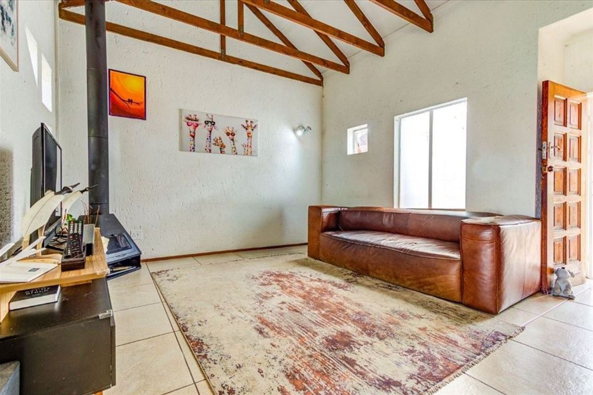 Cozy Family Home with Pool and Practical Living Spaces - Photo 2