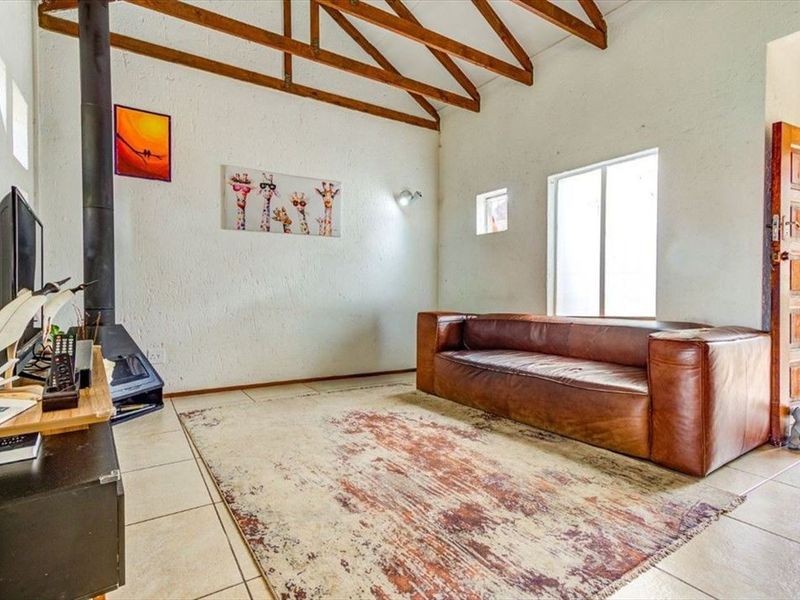 Cozy Family Home with Pool and Practical Living Spaces - Photo 2