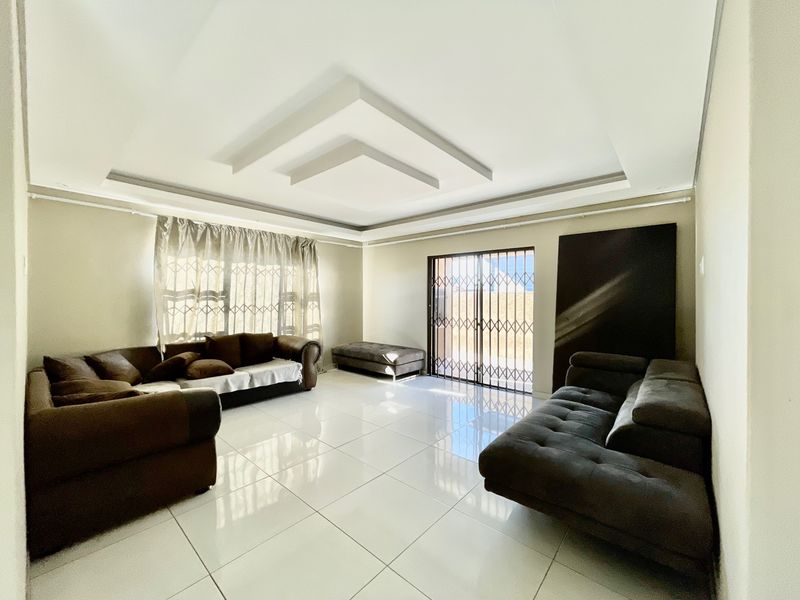 Bathing In Natural Light & Spacious Rooms - Photo 5