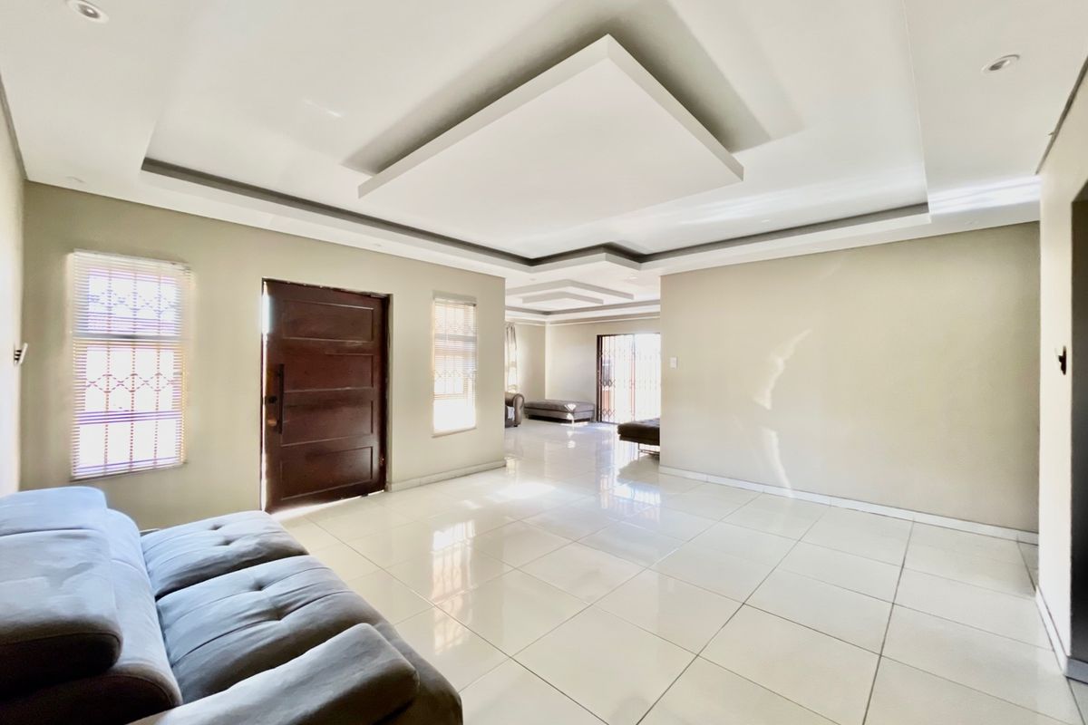 Bathing In Natural Light & Spacious Rooms - Photo 2