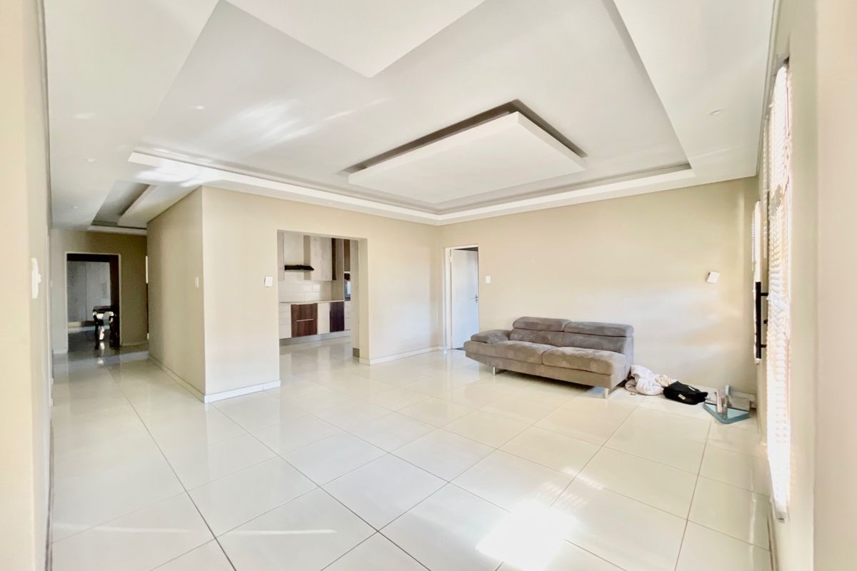 Bathing In Natural Light & Spacious Rooms - Photo 3