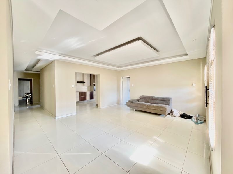 Bathing In Natural Light & Spacious Rooms - Photo 3