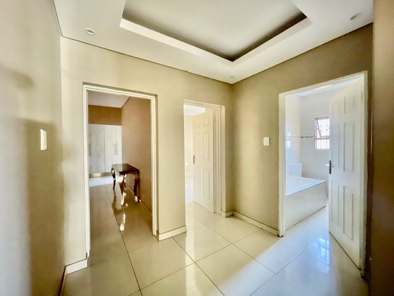 Bathing In Natural Light & Spacious Rooms - Photo 10