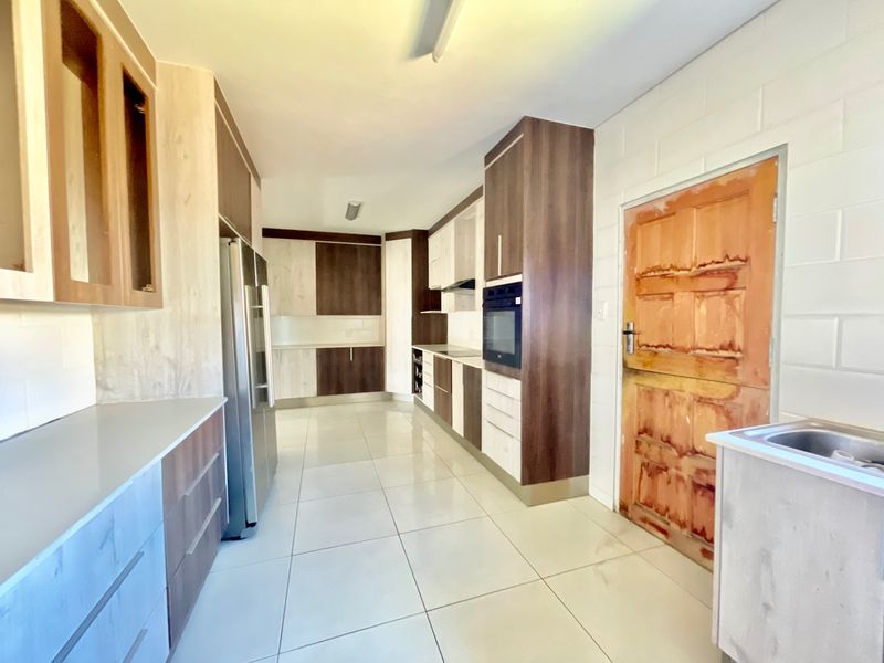 Bathing In Natural Light & Spacious Rooms - Photo 9