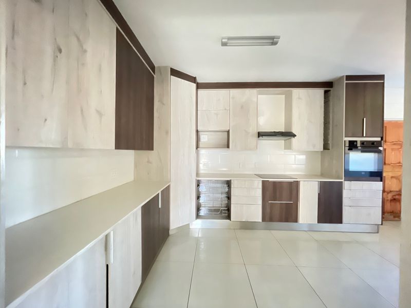 Bathing In Natural Light & Spacious Rooms - Photo 7