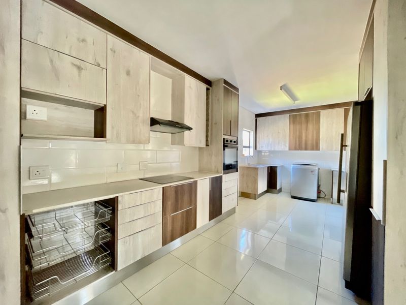 Bathing In Natural Light & Spacious Rooms - Photo 6