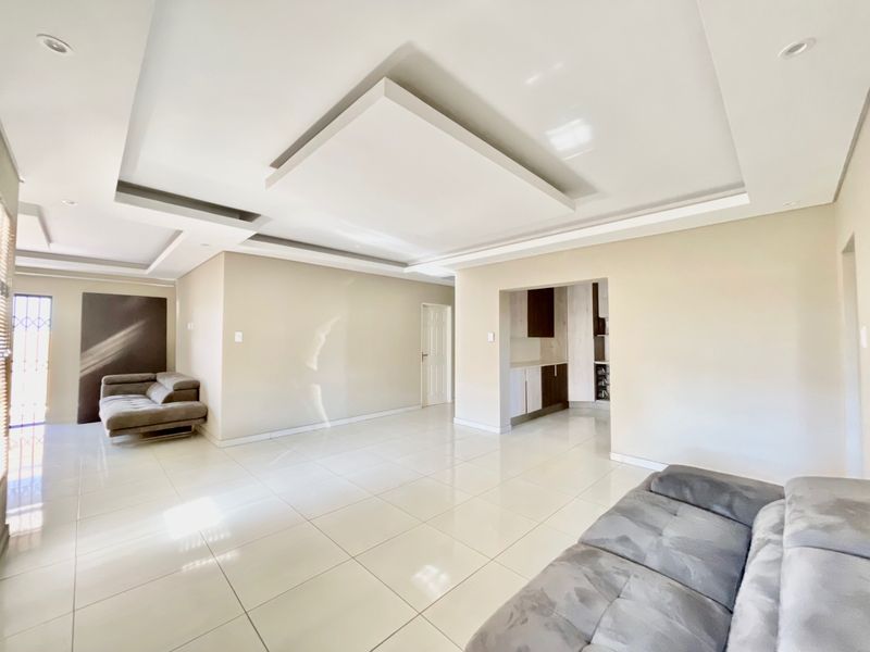 Bathing In Natural Light & Spacious Rooms - Photo 4