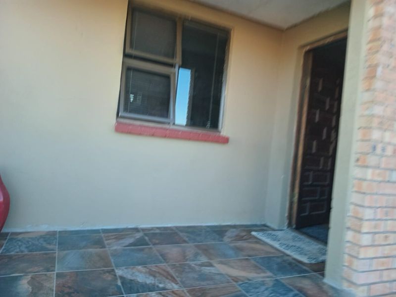 2 Bedroom Home with 2 Bed Flatlet  - Photo 9