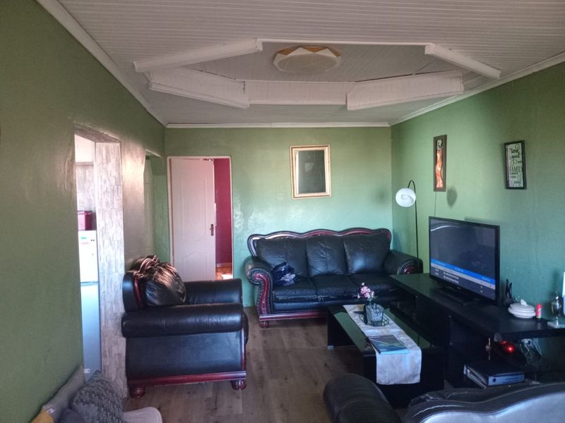 2 Bedroom Home with 2 Bed Flatlet  - Photo 3