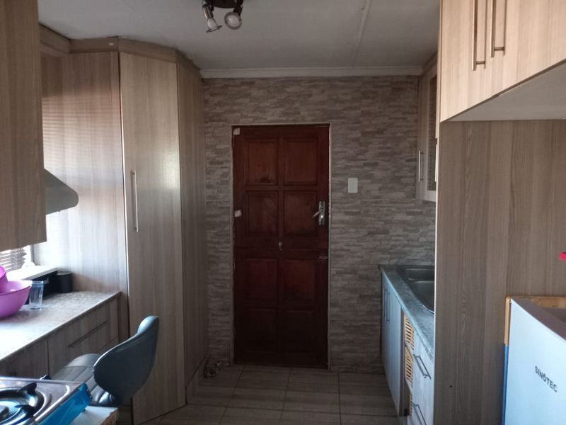2 Bedroom Home with 2 Bed Flatlet  - Photo 2
