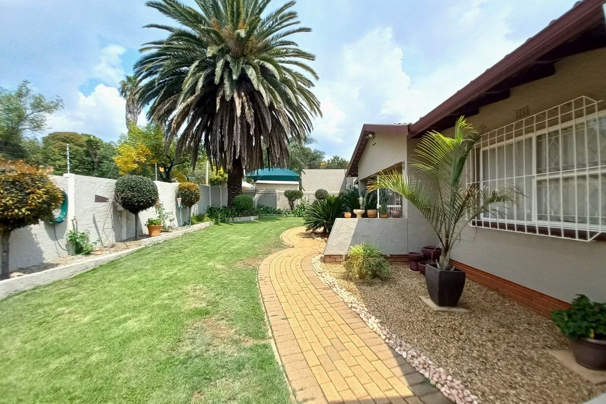 Spacious North-Facing Family Home with Expansive Grounds and Exceptional Entertaining Features - Photo 2