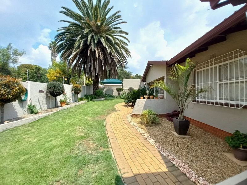 Spacious North-Facing Family Home with Expansive Grounds and Exceptional Entertaining Features - Photo 2