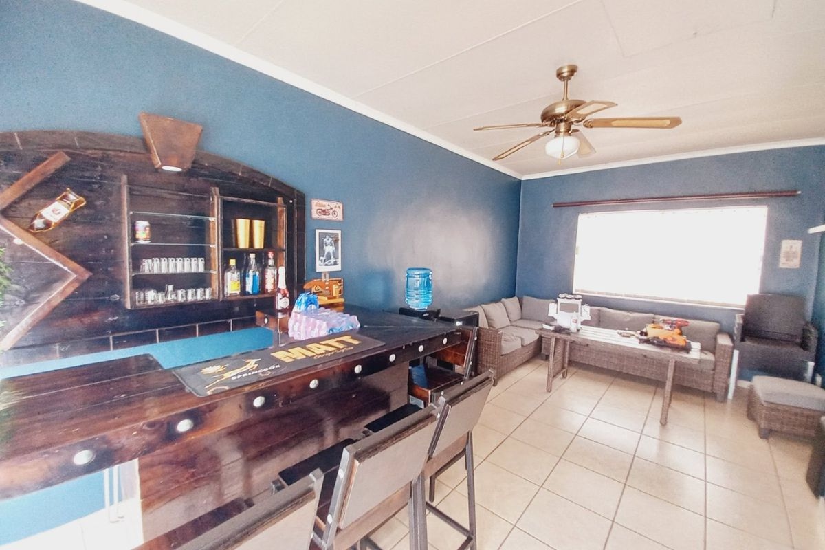 Spacious North-Facing Family Home with Expansive Grounds and Exceptional Entertaining Features - Photo 4