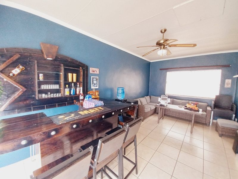 Spacious North-Facing Family Home with Expansive Grounds and Exceptional Entertaining Features - Photo 4