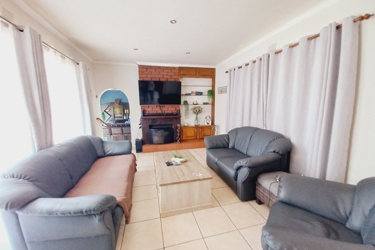 Spacious North-Facing Family Home with Expansive Grounds and Exceptional Entertaining Features - Photo 3