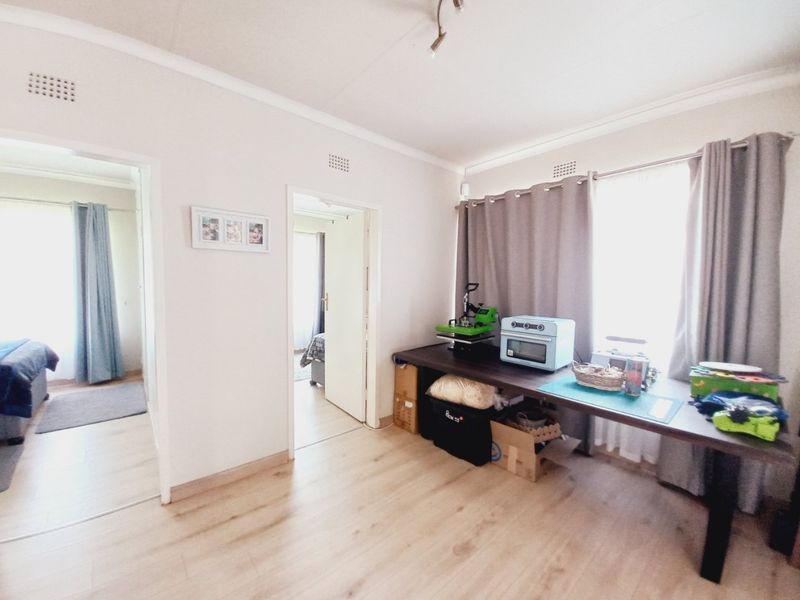 Spacious North-Facing Family Home with Expansive Grounds and Exceptional Entertaining Features - Photo 10