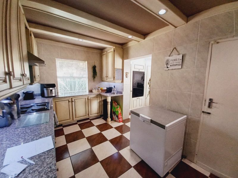 Spacious North-Facing Family Home with Expansive Grounds and Exceptional Entertaining Features - Photo 8