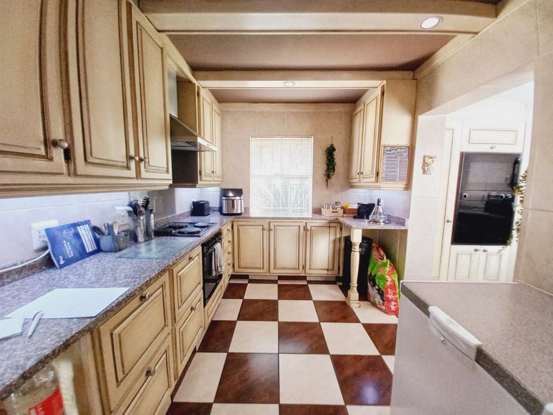 Spacious North-Facing Family Home with Expansive Grounds and Exceptional Entertaining Features - Photo 6