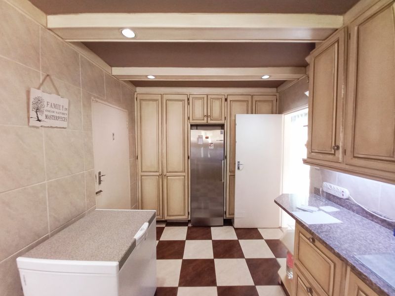 Spacious North-Facing Family Home with Expansive Grounds and Exceptional Entertaining Features - Photo 7