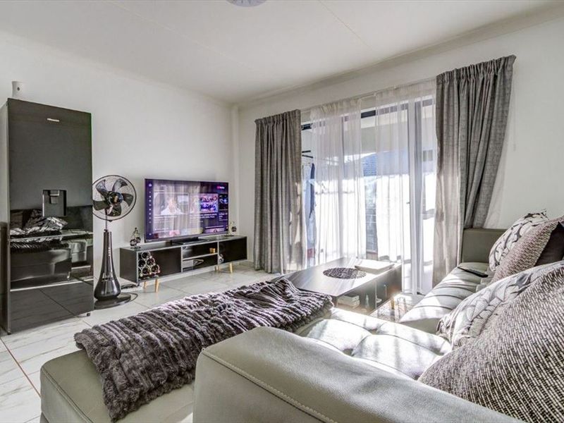 Cozy 2-Bedroom Home with Modern Comforts - Photo 2