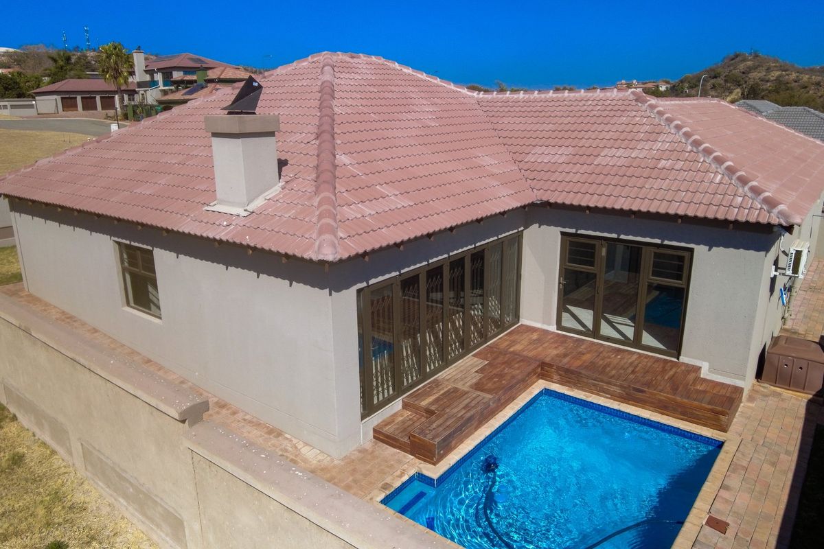 Modern 4-Bedroom Townhouse with Double Garage and Stunning Entertainment Area - Photo 2