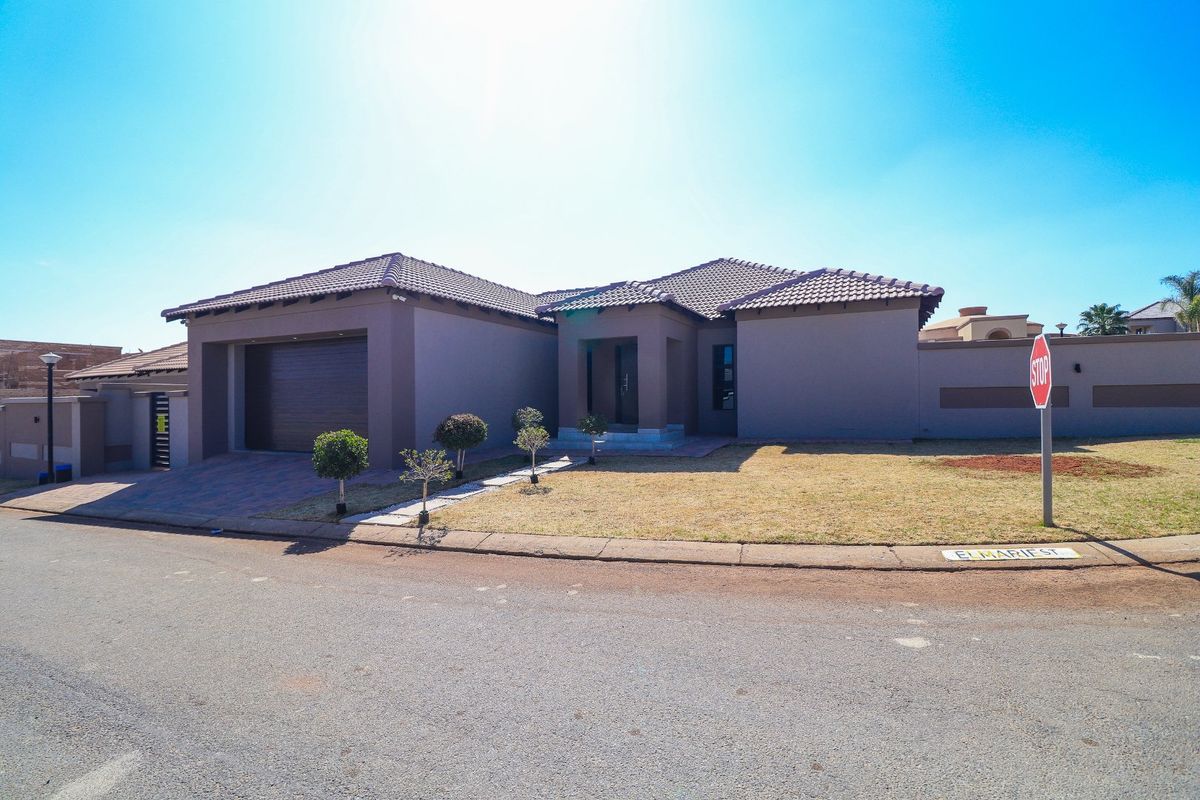 Modern 4-Bedroom Townhouse with Double Garage and Stunning Entertainment Area - Photo 3