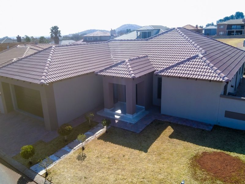 Modern 4-Bedroom Townhouse with Double Garage and Stunning Entertainment Area - Photo 1