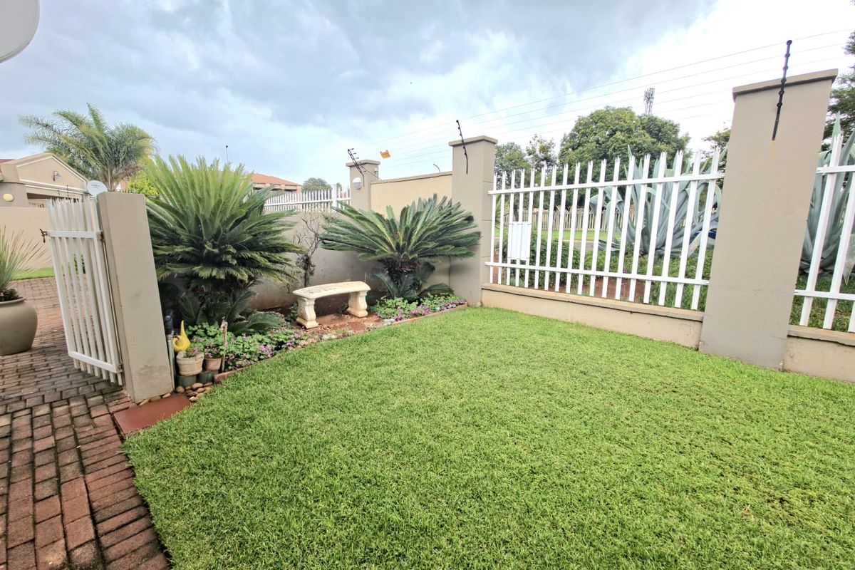 Spacious 3 bedroom Family Home in Secure Doringkruin Complex  - Photo 3