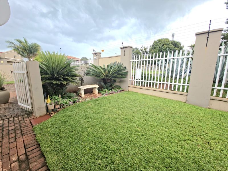 Spacious 3 bedroom Family Home in Secure Doringkruin Complex  - Photo 3