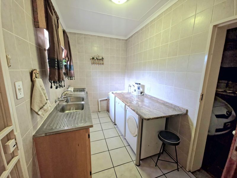 Spacious 3 bedroom Family Home in Secure Doringkruin Complex  - Photo 9