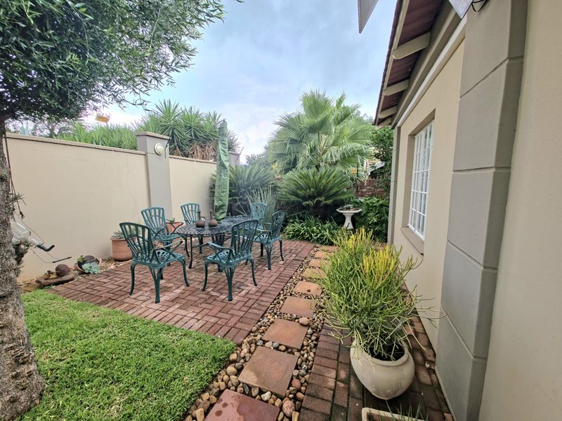 Spacious 3 bedroom Family Home in Secure Doringkruin Complex  - Photo 2