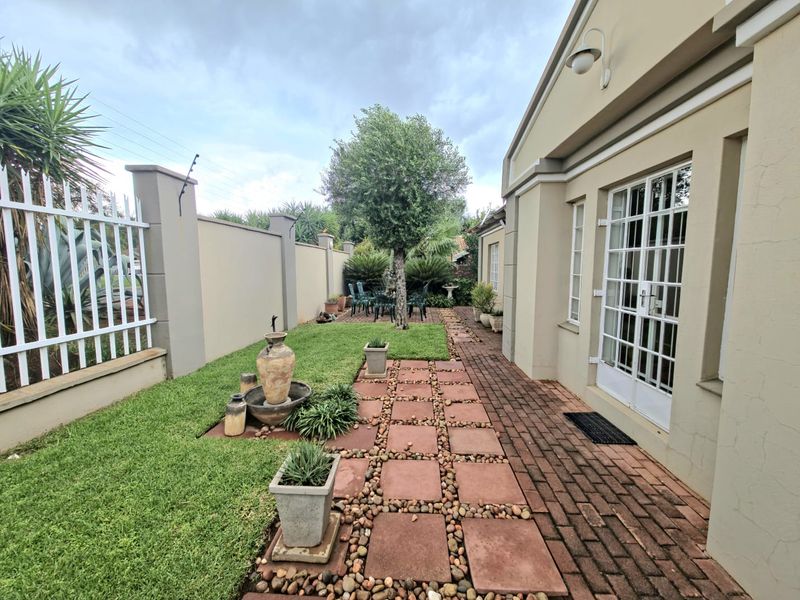 Spacious 3 bedroom Family Home in Secure Doringkruin Complex  - Photo 1