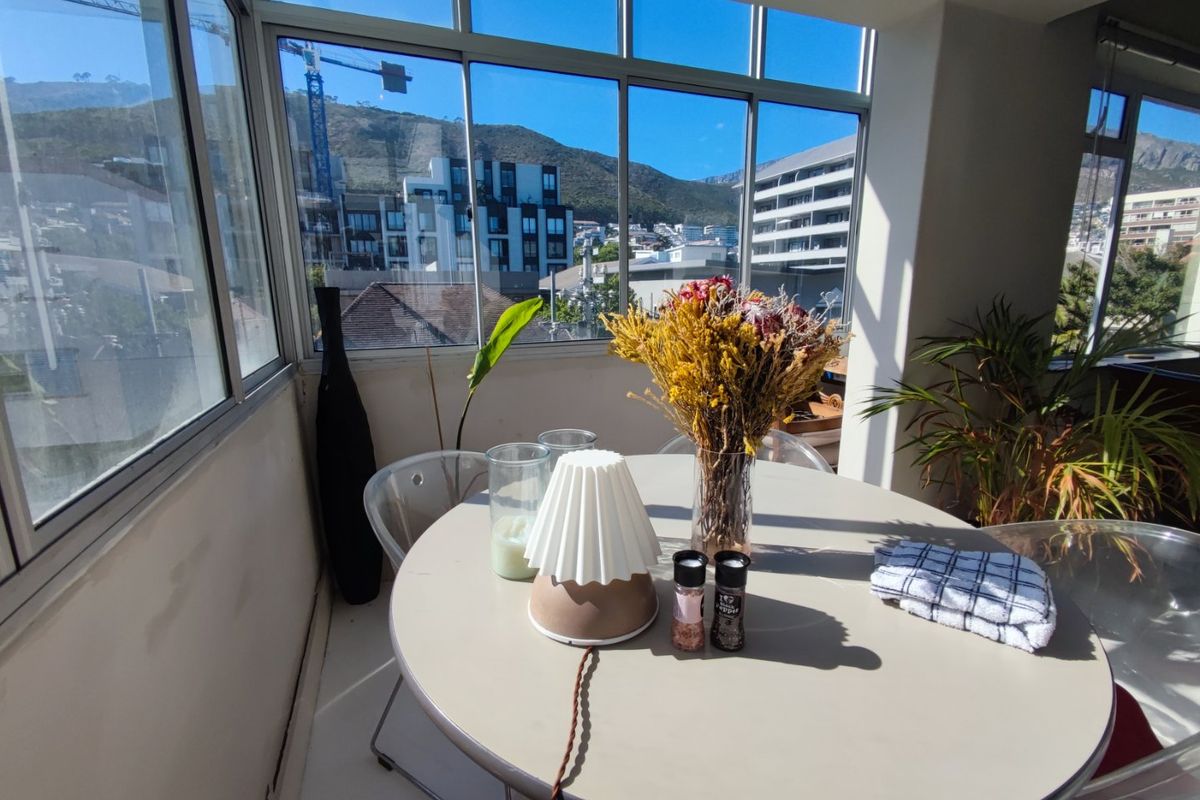 Modern furnished 2-Bedroom Apartment with Signal Hill views - Photo 3