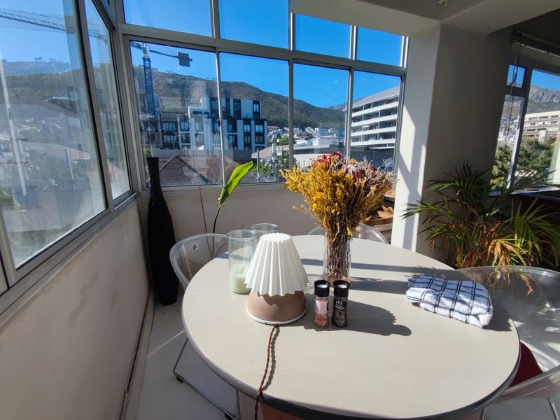Modern furnished 2-Bedroom Apartment with Signal Hill views - Photo 3