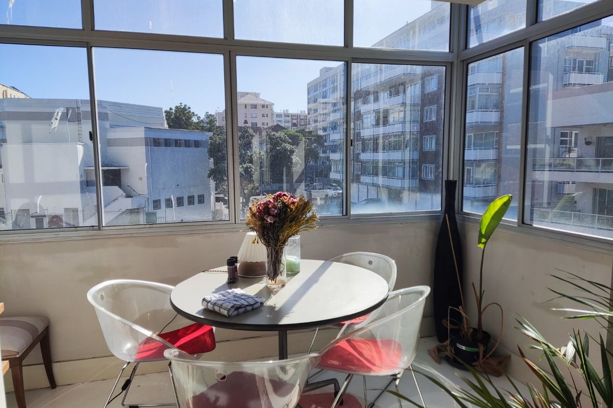 Modern furnished 2-Bedroom Apartment with Signal Hill views - Photo 2