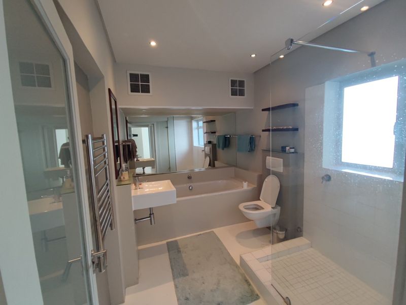 Modern furnished 2-Bedroom Apartment with Signal Hill views - Photo 10