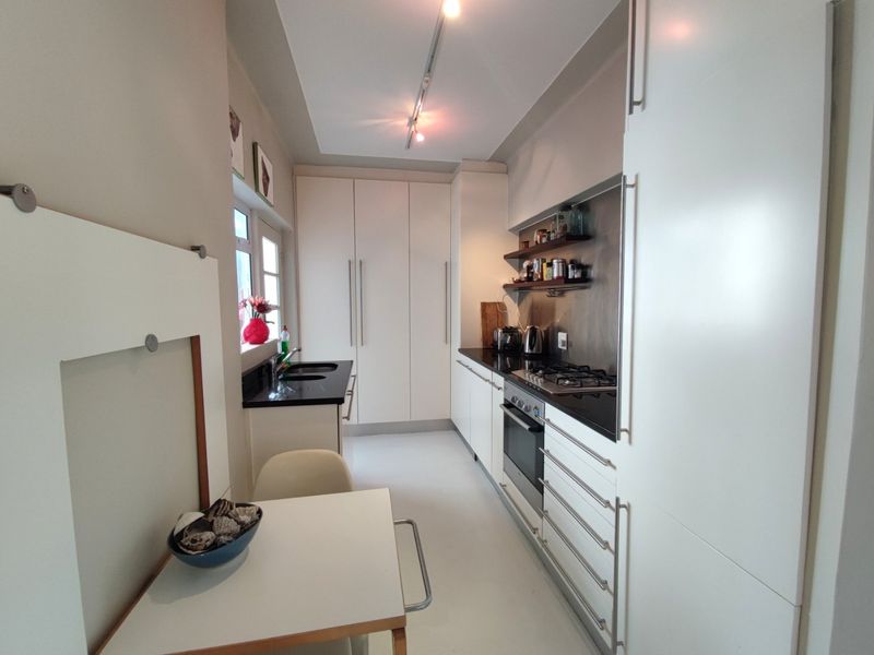 Modern furnished 2-Bedroom Apartment with Signal Hill views - Photo 6