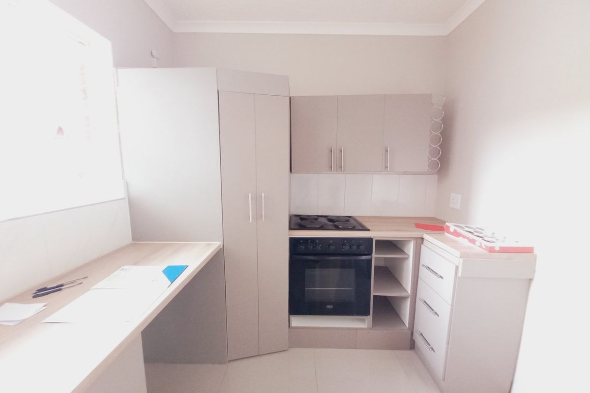 Newly Renovated 1 Bedroom Apartment Offering Modern Comfort in the Heart of Edenvale Central - Photo 2