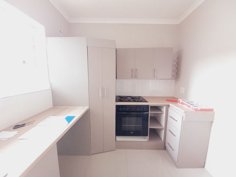 Newly Renovated 1 Bedroom Apartment Offering Modern Comfort in the Heart of Edenvale Central - Photo 2