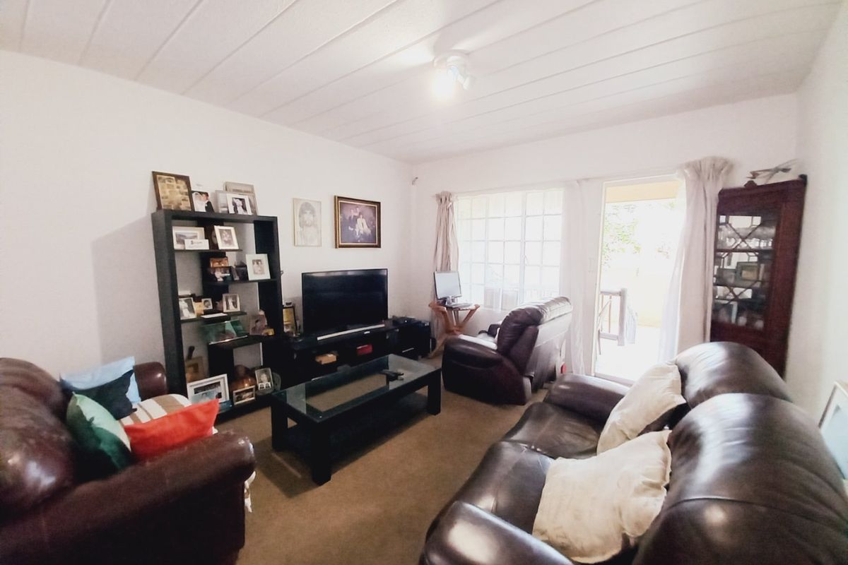 Spacious 2 Bedroom Garden Apartment with Private Green Oasis in Victoria Square, Eden Glen - Photo 4