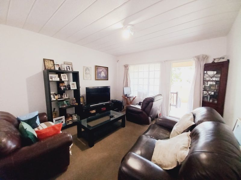 Spacious 2 Bedroom Garden Apartment with Private Green Oasis in Victoria Square, Eden Glen - Photo 4