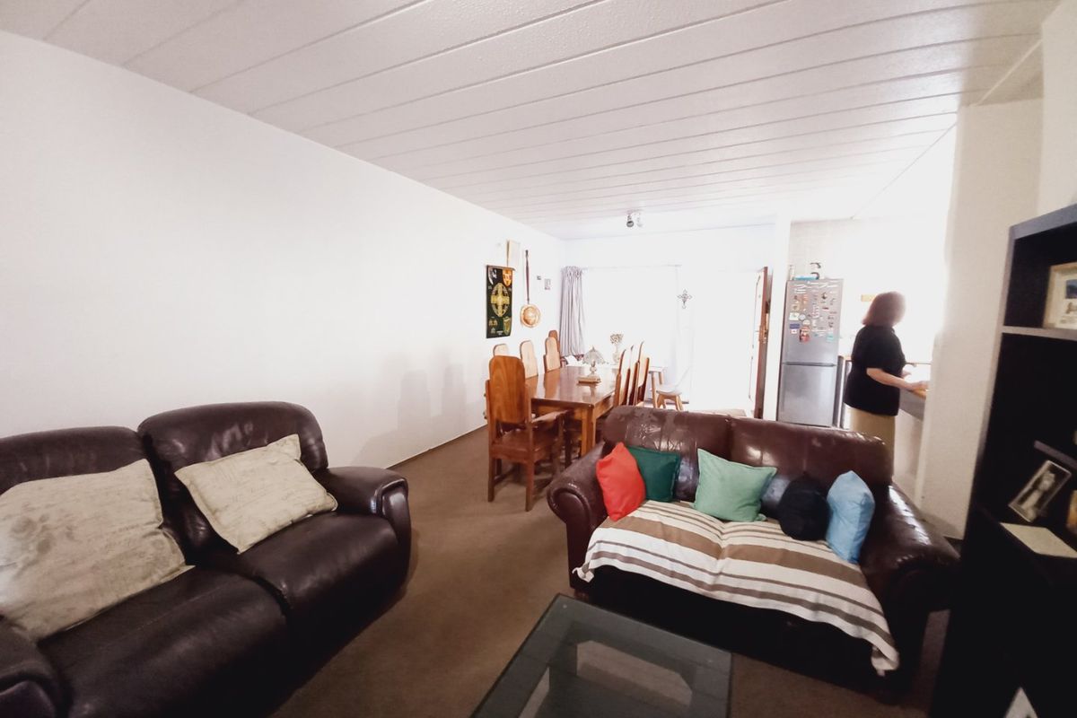 Spacious 2 Bedroom Garden Apartment with Private Green Oasis in Victoria Square, Eden Glen - Photo 5