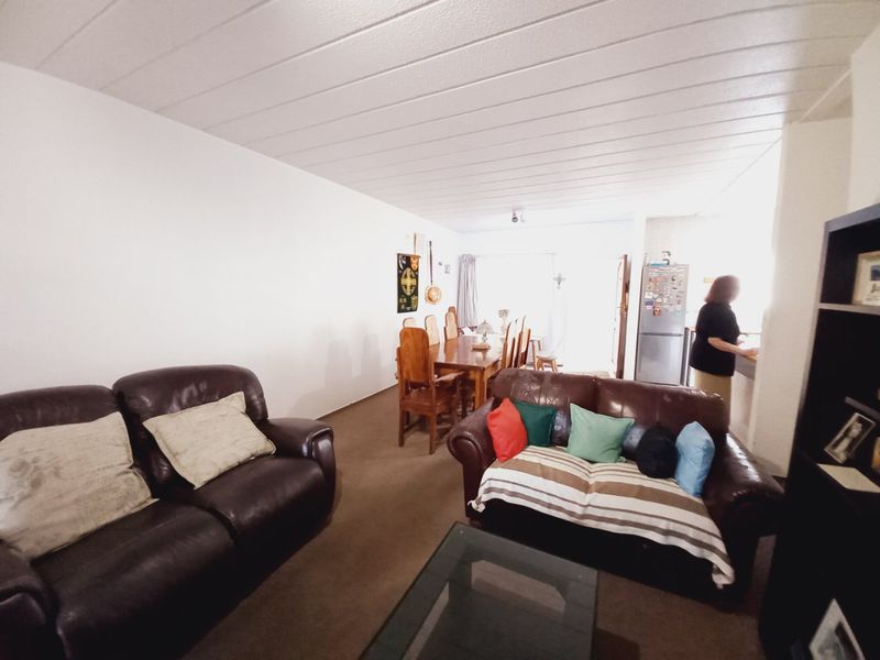 Spacious 2 Bedroom Garden Apartment with Private Green Oasis in Victoria Square, Eden Glen - Photo 5