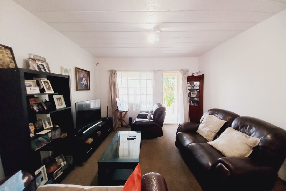 Spacious 2 Bedroom Garden Apartment with Private Green Oasis in Victoria Square, Eden Glen - Photo 3