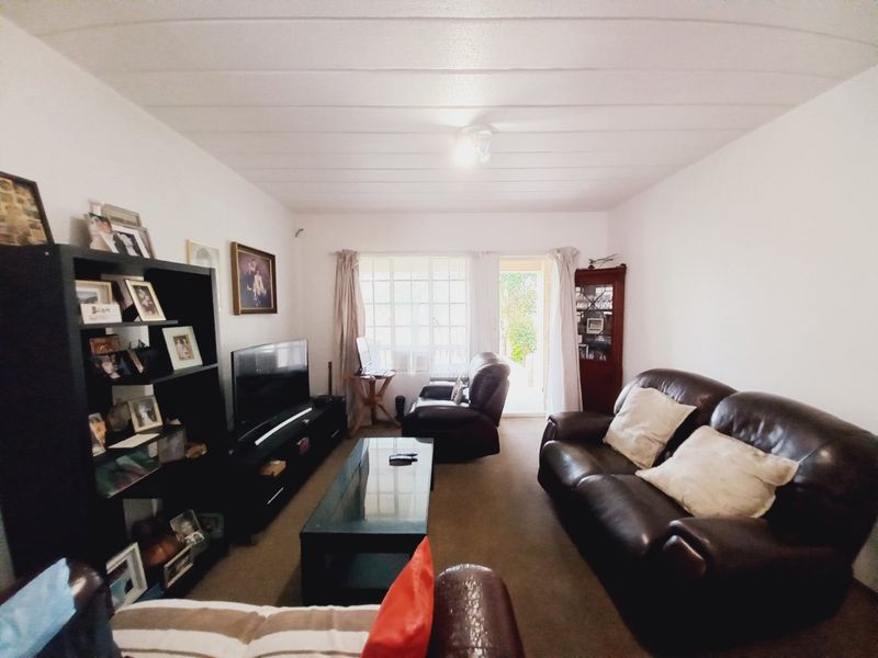 Spacious 2 Bedroom Garden Apartment with Private Green Oasis in Victoria Square, Eden Glen - Photo 3